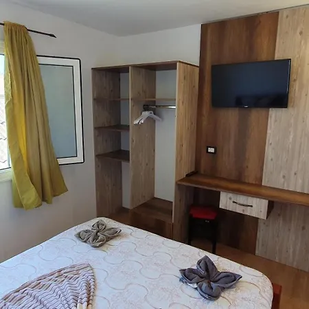 Casa Cinderella בית הארחה קוסטינסטי